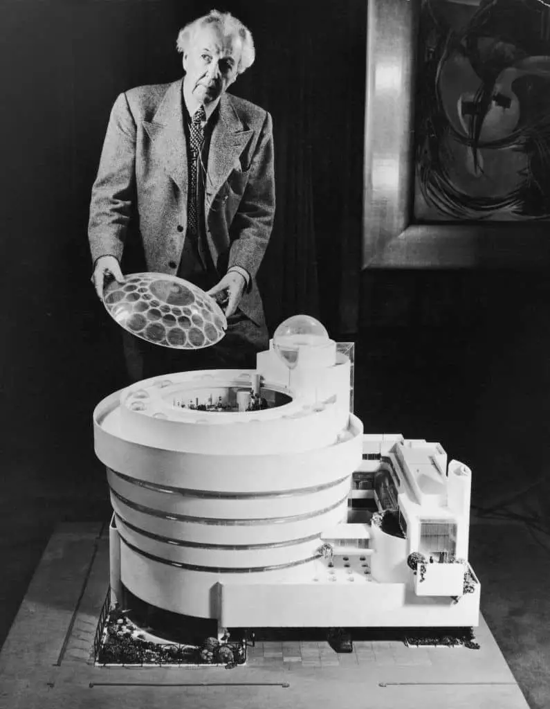 rank Lloyd Wright posando con una modelo del Guggenheim en 1945