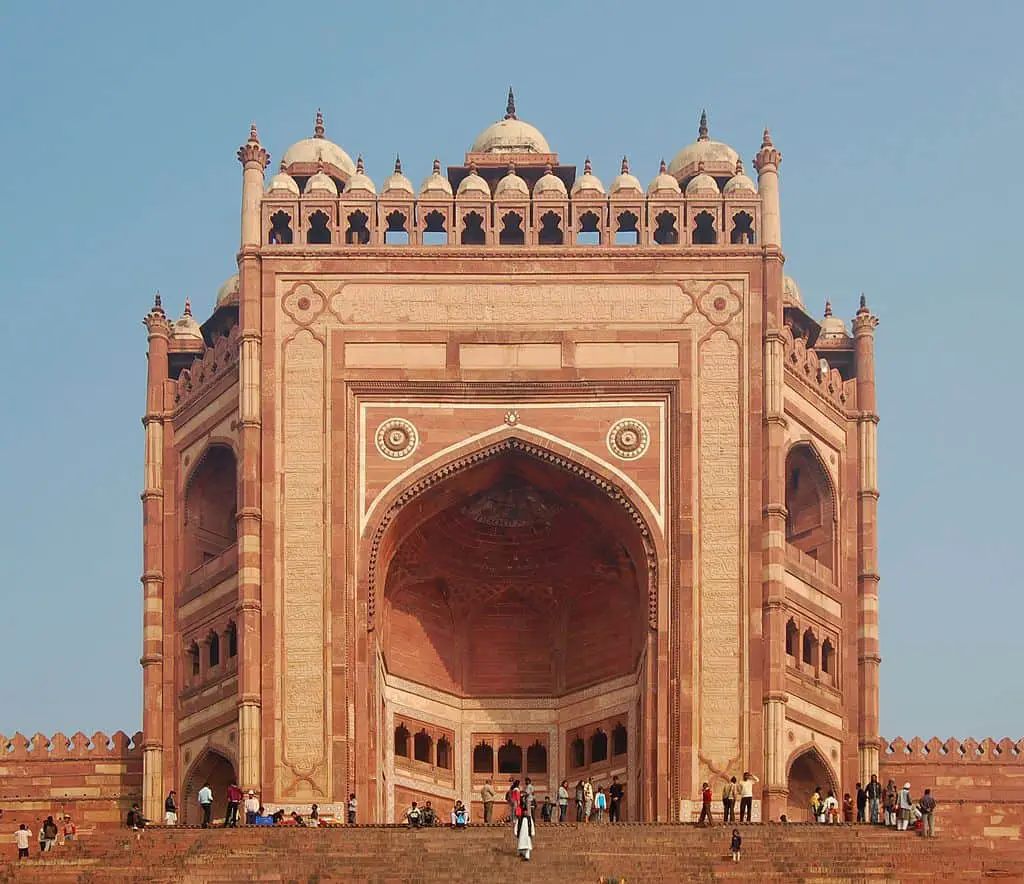 Arcos islámicos indios como se ve en el Buland Darvaza en Fatehpur Sikri construido en el siglo XVI, Arte islámico