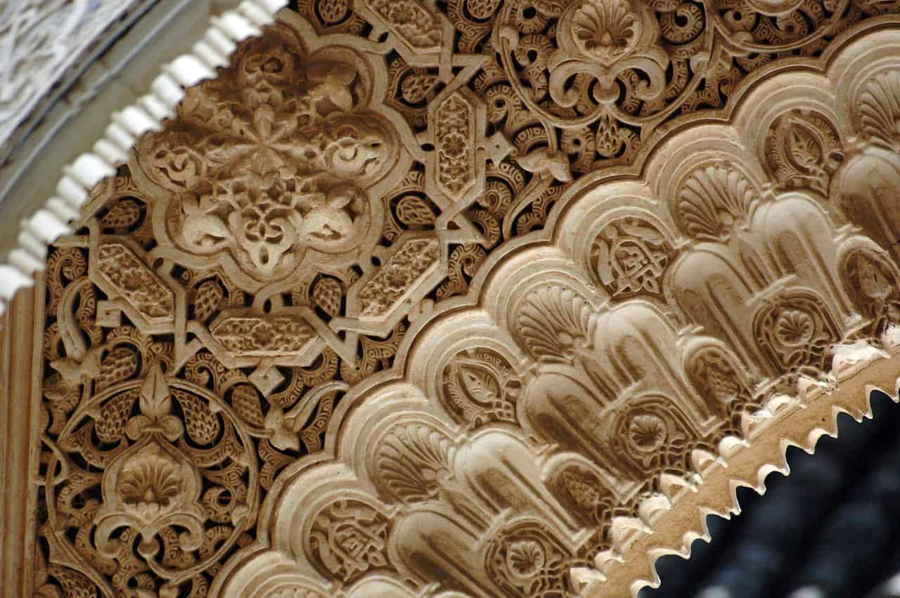 Detalle de la decoración arabesca en la Alhambra de España