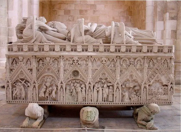 Estilo gotico presente en la tumba de Ines de Castro ubicada en el Monasterio de Alcobaca Portugal