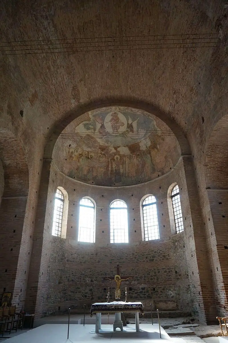 Interior de la Rotonda de San Jorge Tesalonica con restos de los mosaicos