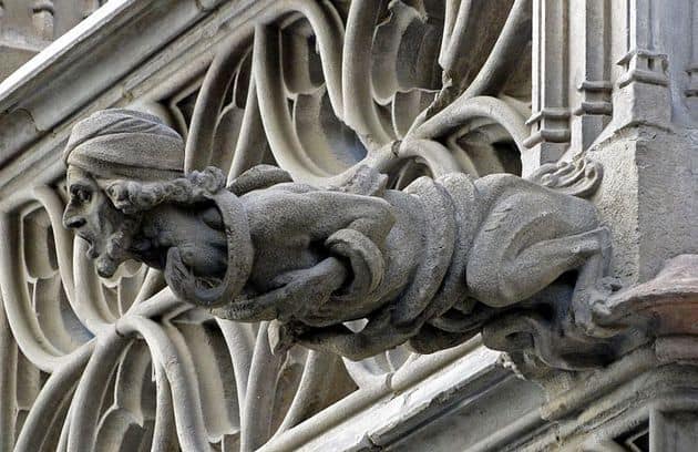 Las gargolas eran esculturas colocadas en edificios goticos para drenar el agua de lluvia.