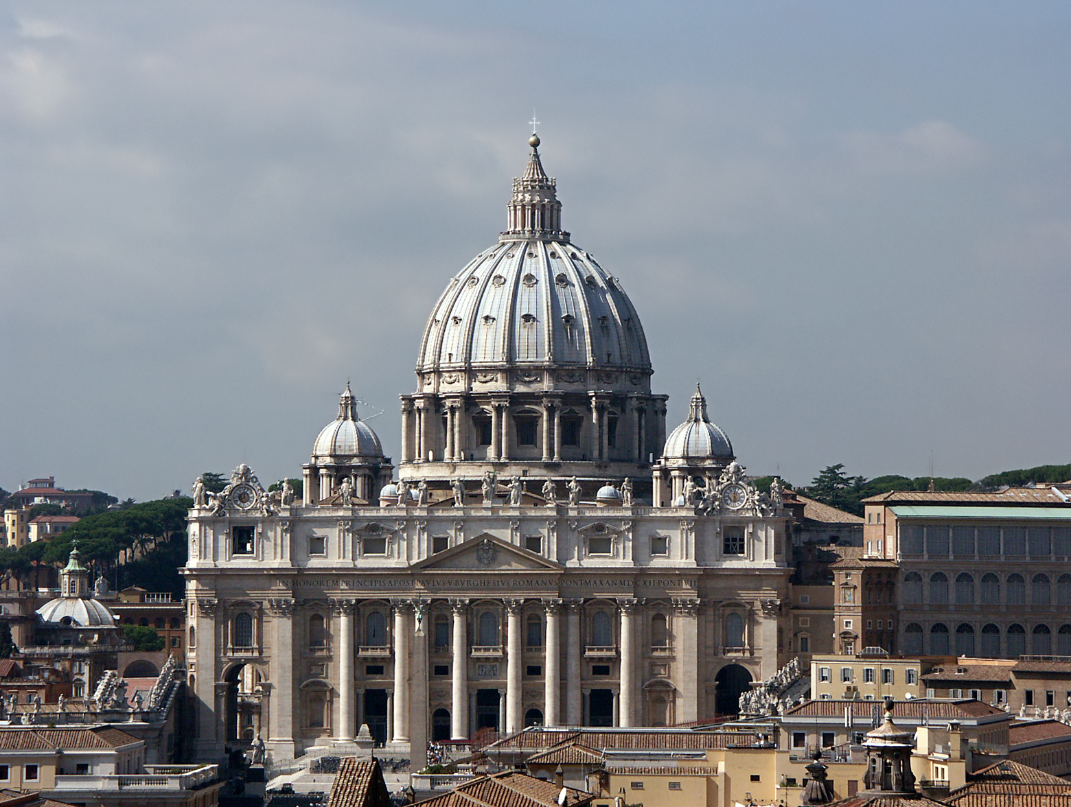 Cupula central de la basilica de San Pedro en la Ciudad del Vaticano disenada por Miguel Angel tiene 425 m de diametro y 132 de altura