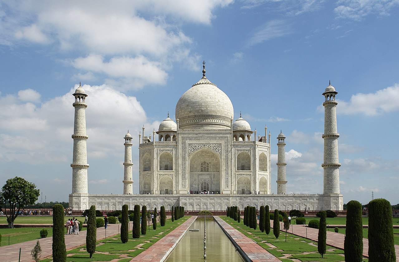 El jardín de estilo mogol que conduce al Taj Mahal .