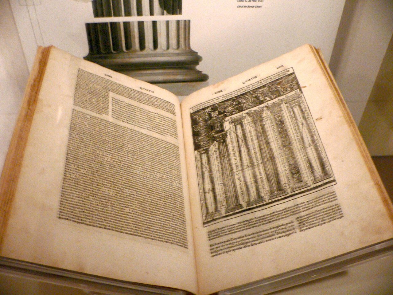 1521 Cesare Caesarion traduccion italiana de Los diez libros de arquitectura de Marco Vitruvio Pollio. Conservado en el Museo Smithsonian de Historia Americana e1708523375704